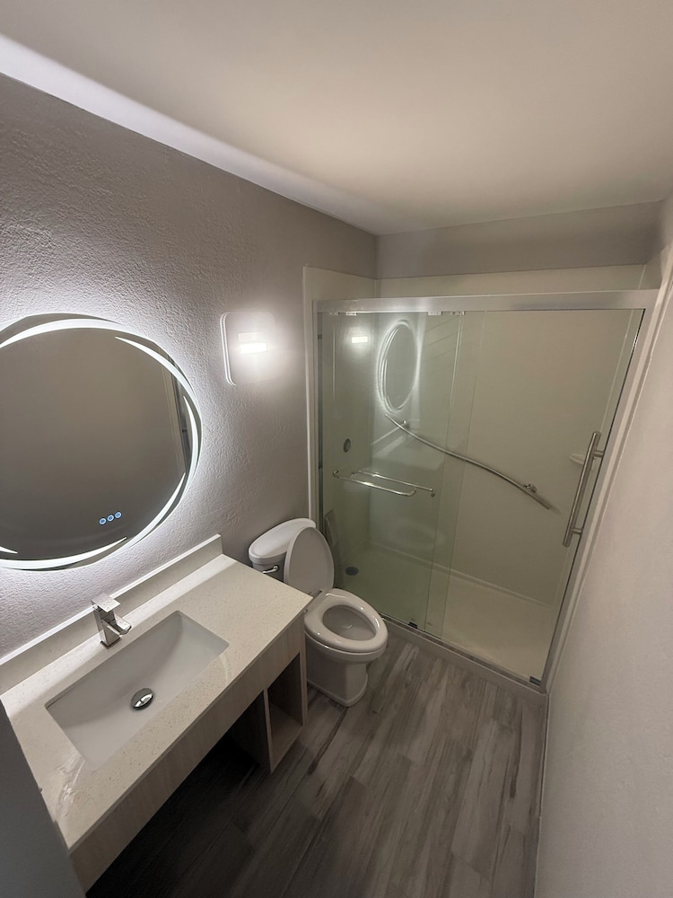 غرفة بسرير كوين مع أريكة، Outer Banks Inn 10/10