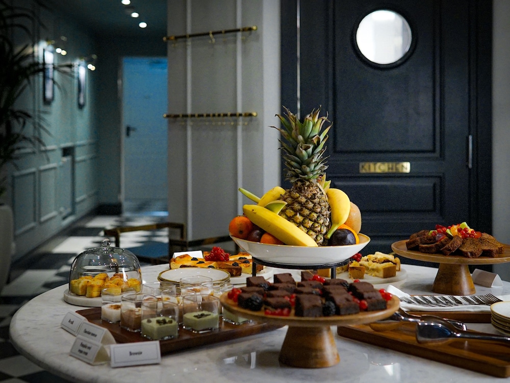 Queens Court Hotel And Residence 57/69