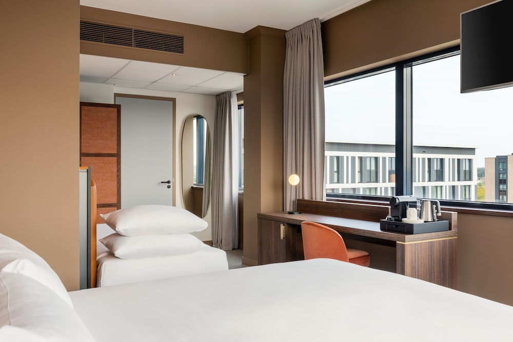 Room, Triple, King Bed