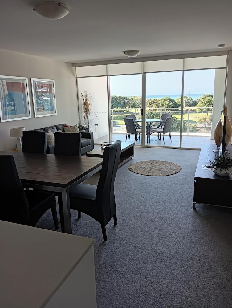 Kirra Surf Apartments 68/75
