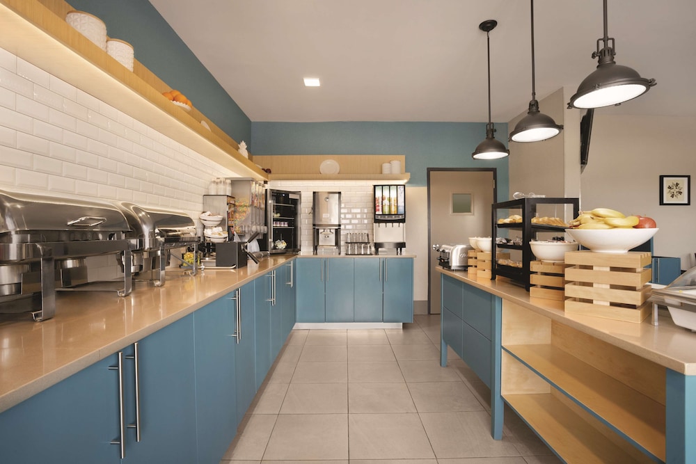 Country Inn & Suites by Radisson, Moline Airport 23/28