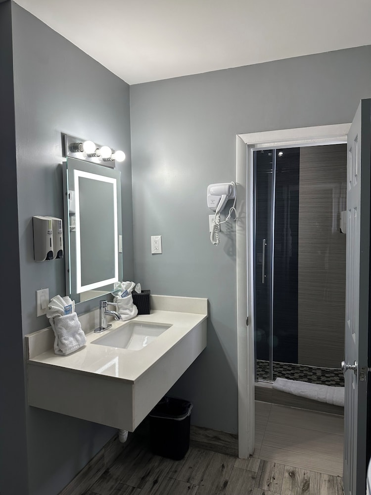 Standard, 3 Queen Beds, Bay View، Marion Motor Lodge 8/8