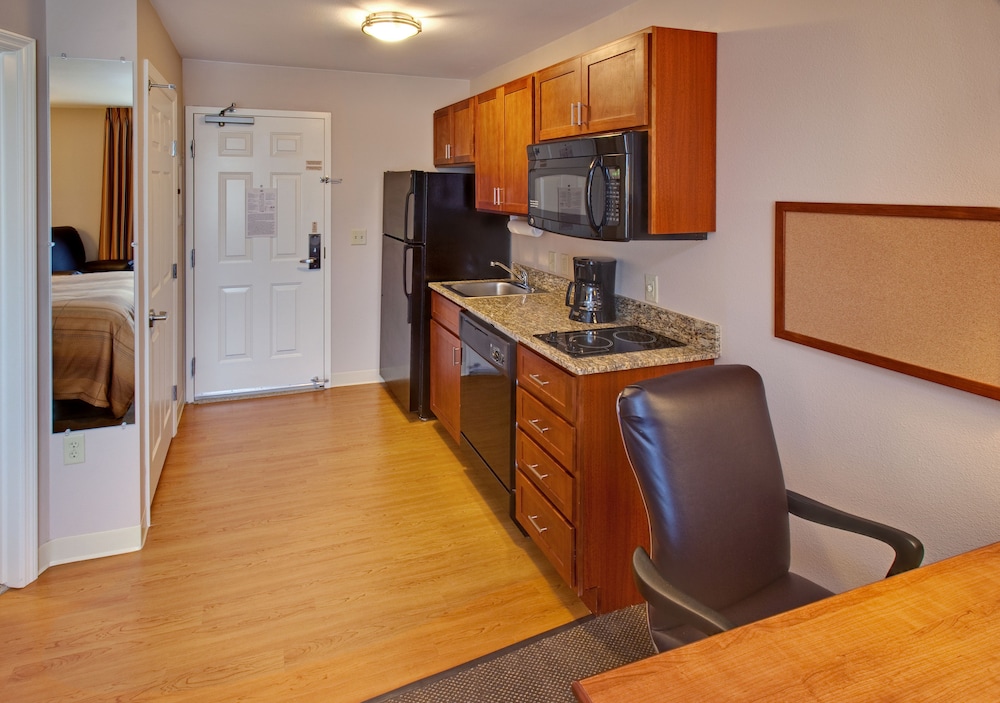 CANDLEWOOD SUITES WILLISTON 62/77