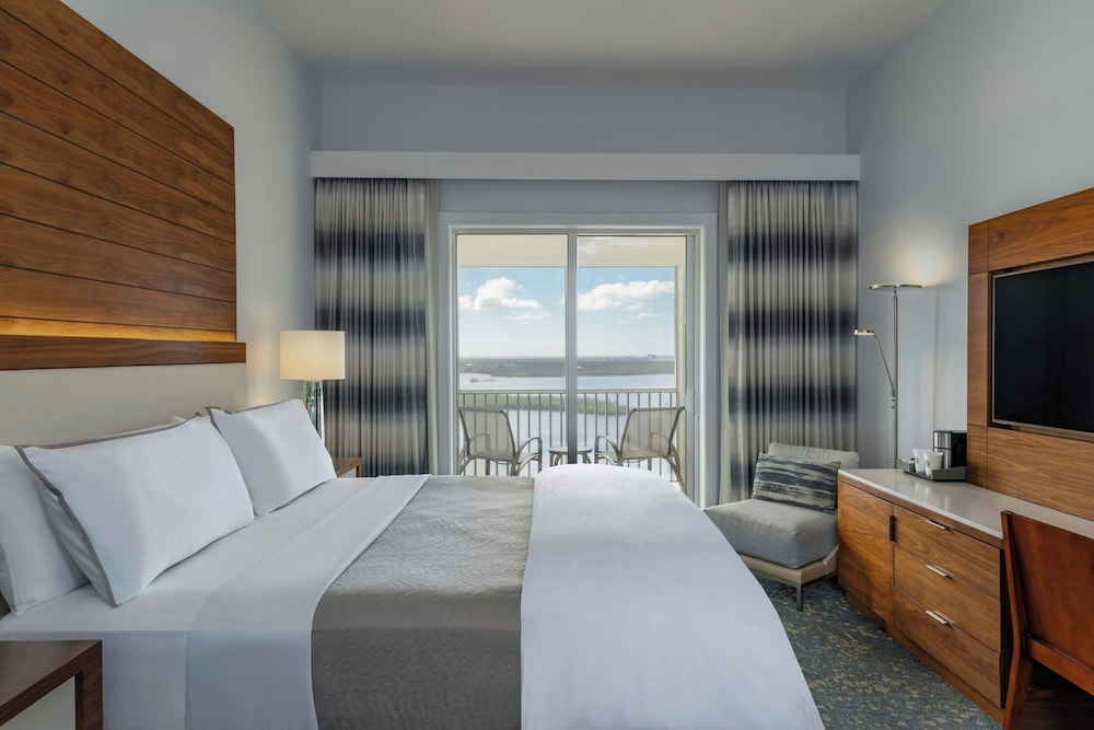 Deluxe, King Bed, Marina View, Balcony