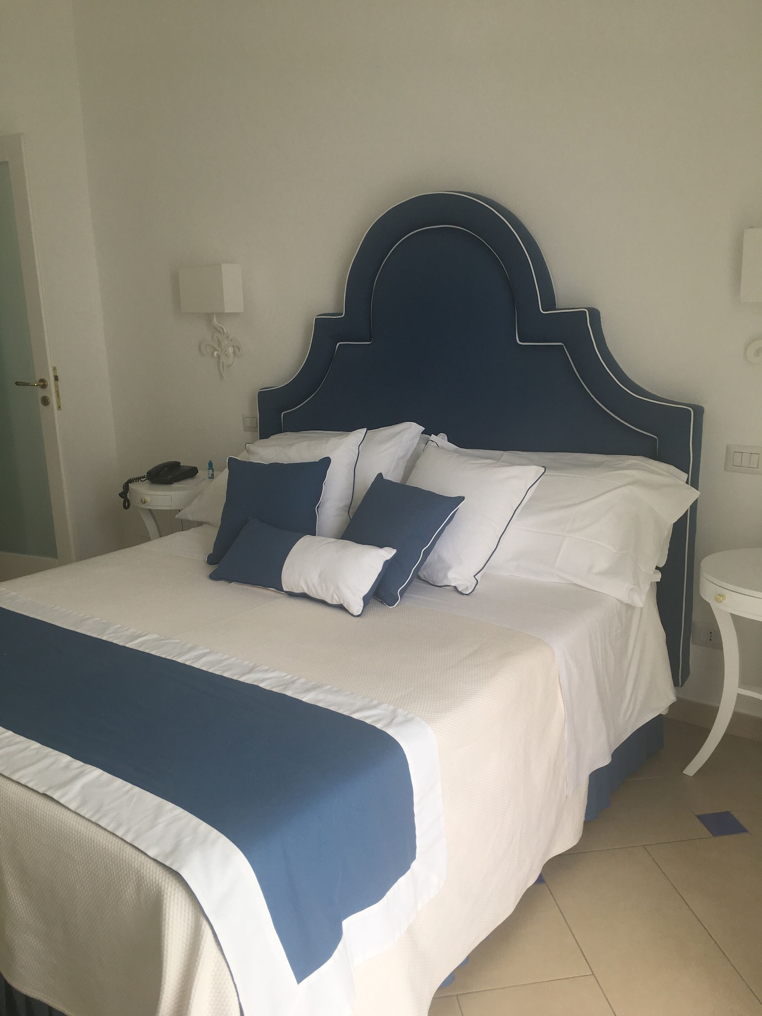 JUNIOR, QUEEN BED, SEA VIEW, SOFA