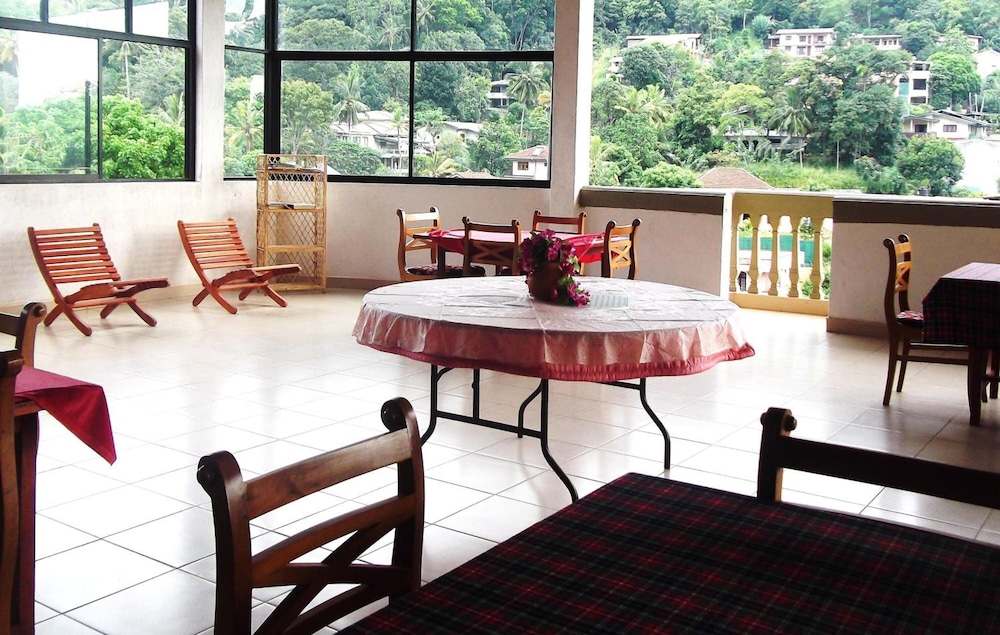 Majestic Tourist Hotel 43/49