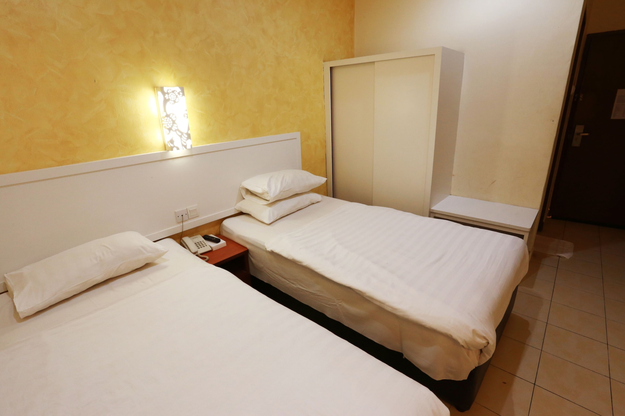 Standard, Twin Beds, No Window
