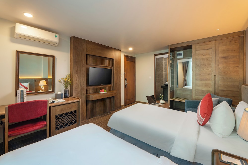 CITY, DELUXE, TWIN BEDS