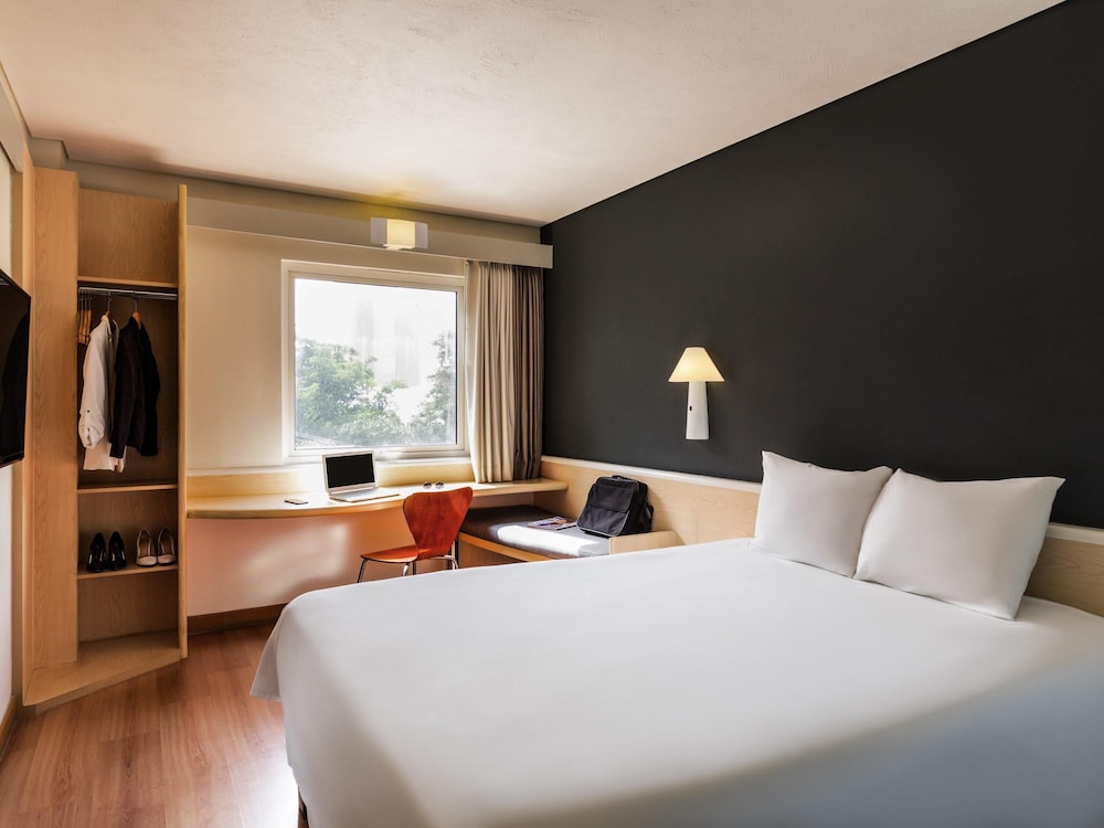 Ibis Guadalajara Expo 9/50