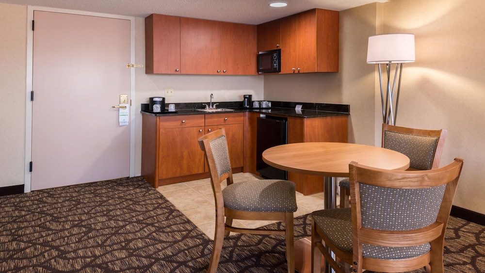 Holiday Inn Hotel Suites Warren 15/53