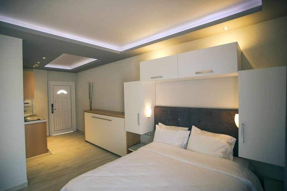 Royal Hotel and Suites 12/49