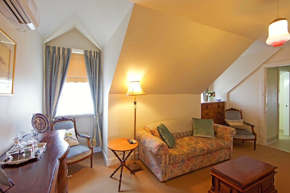 THE RACECOURSE INN 27/50