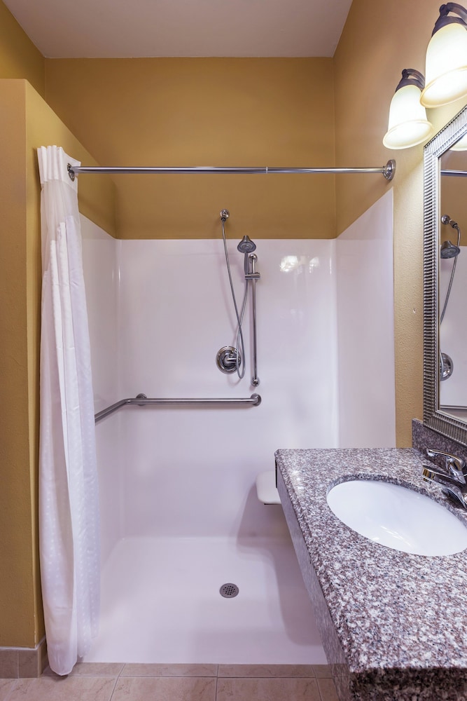 Holiday Inn Express Hotel And Suites Corpus Christi Nw Calallen 68/71