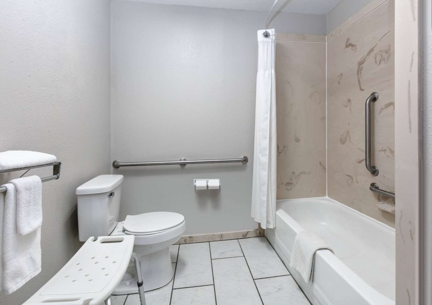 Days Inn by Wyndham Greenville MS 40/44