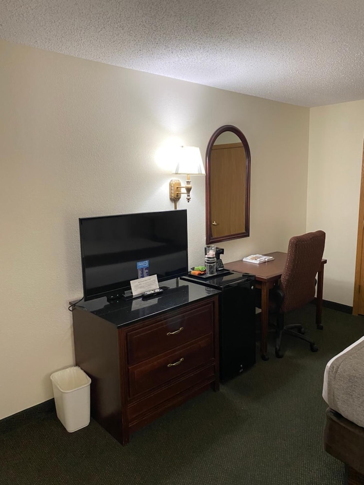 Brookwood Inn 42/46
