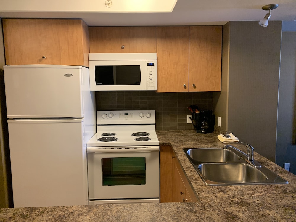 Woodlands Inn Suites 32/34