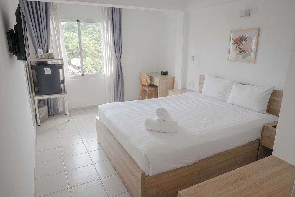 ROOM, QUEEN BED