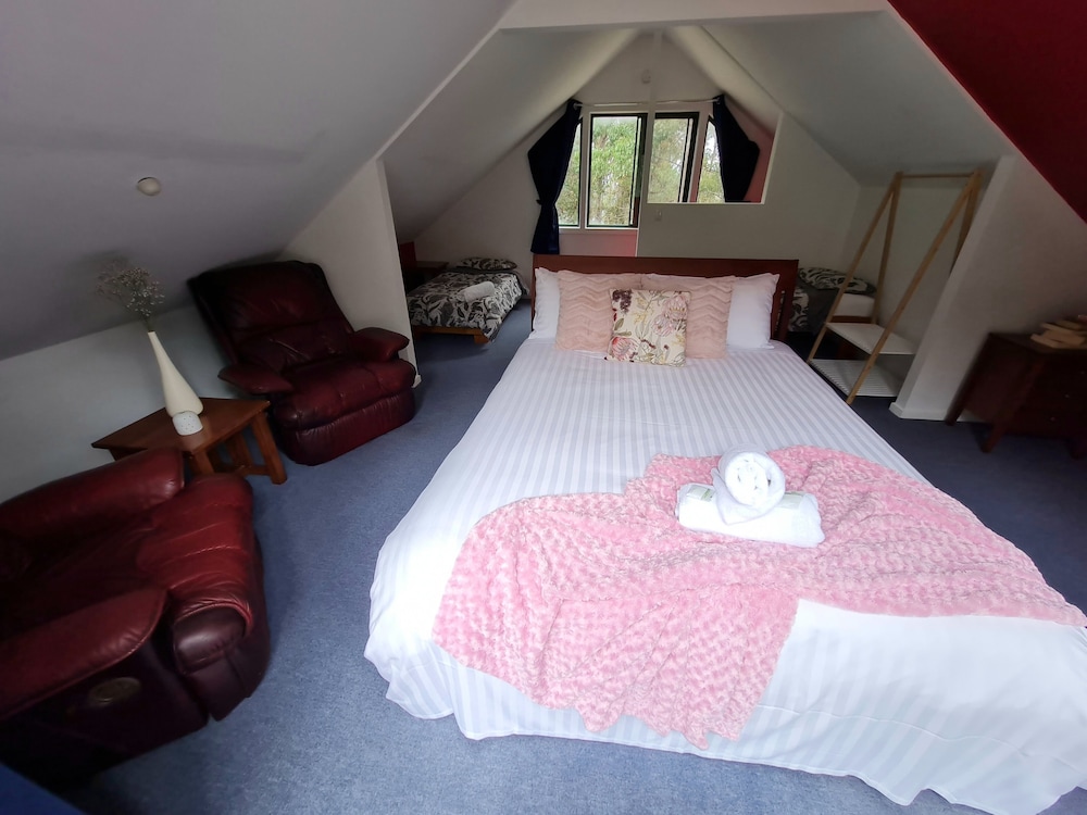 HUON BUSH RETREATS 13/50