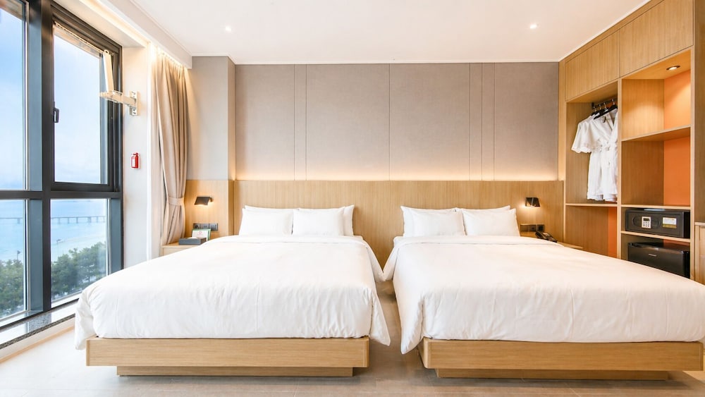 GRAND, TWIN BEDS, OCEAN VIEW