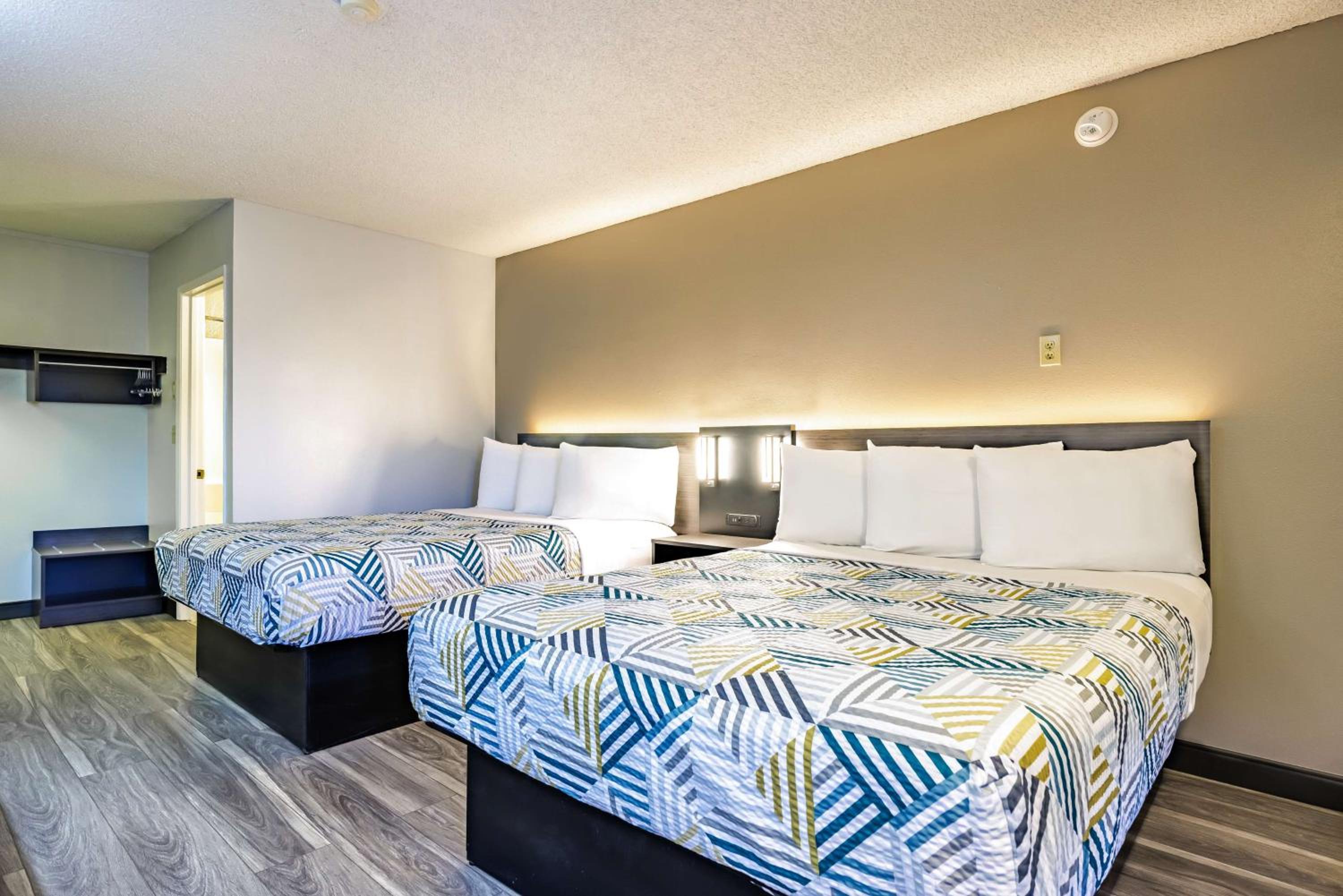 2 Queen Beds - Non-Smoking, Micfridge