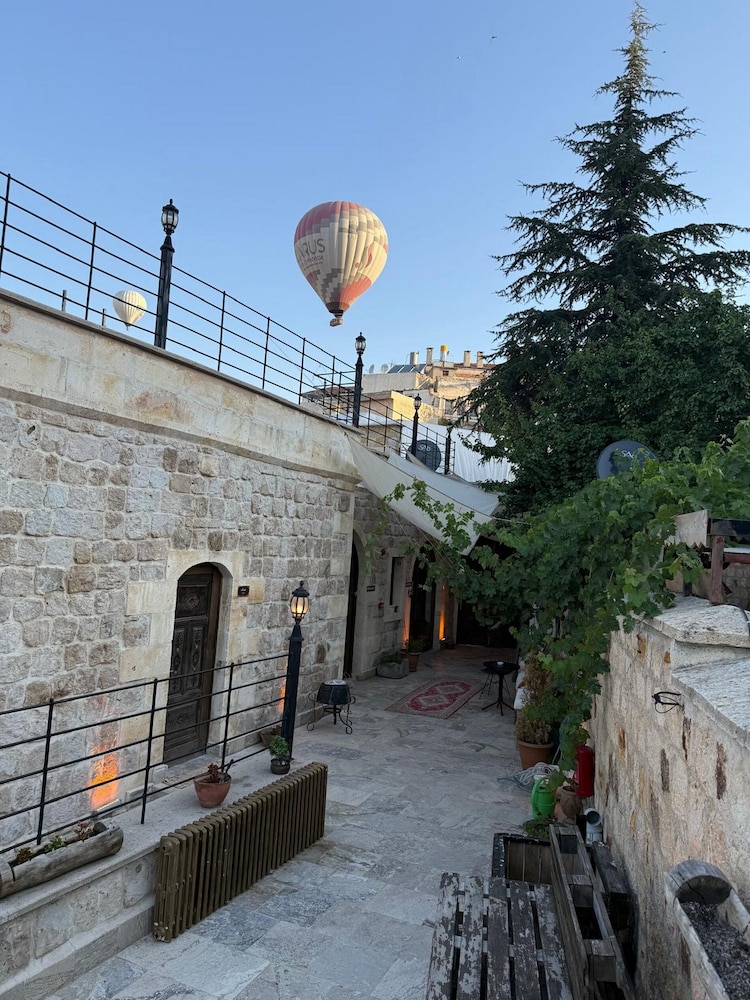 Serenus Cave Suites 5/50