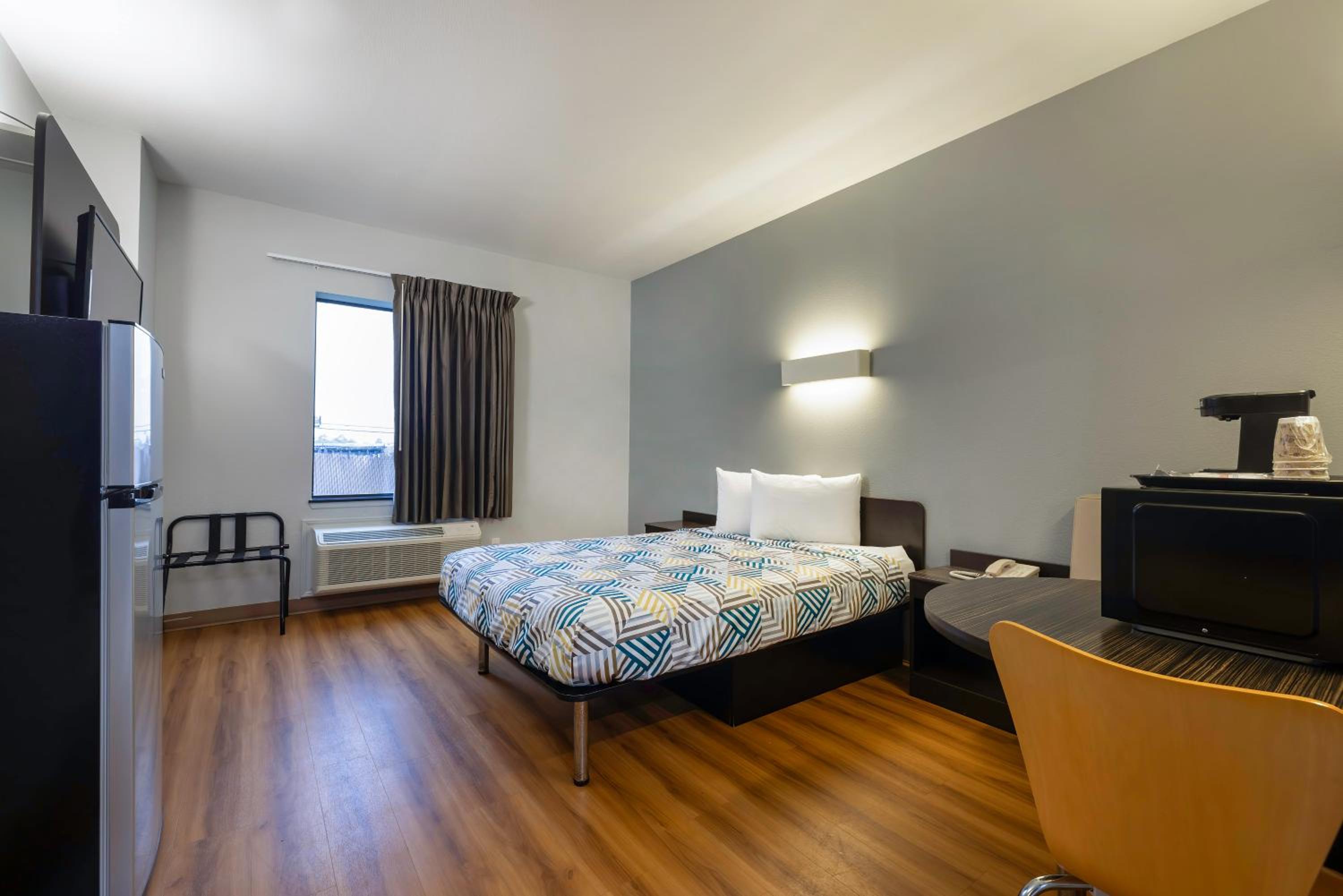 ROOM, QUEEN BED