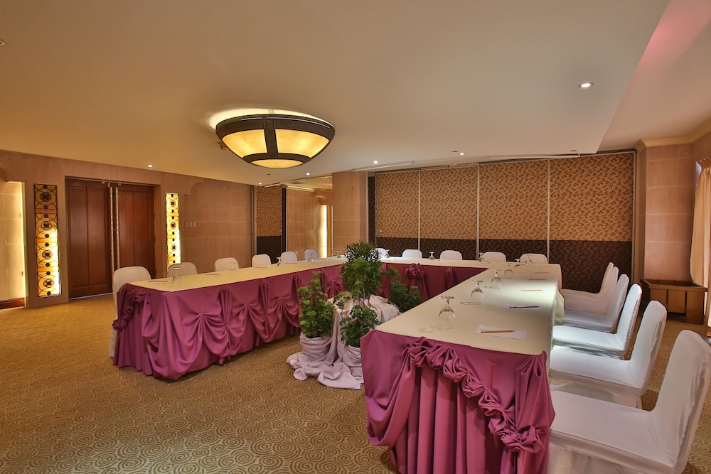 Crown Regency Suites Mactan 11/74