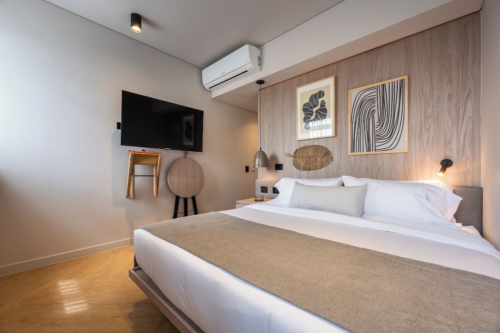 SUPERIOR, QUEEN BED