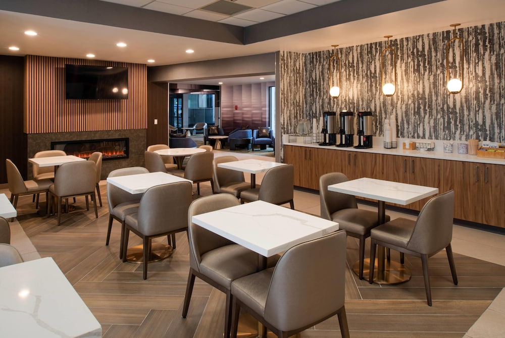 La Quinta Inn & Suites by Wyndham Seattle Sea-Tac Airport 36/48