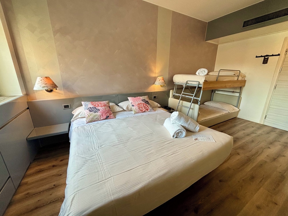 غرفة قياسية رباعية بسرير كوين وسرير بطابقين، Hotel Alfieri 5/10