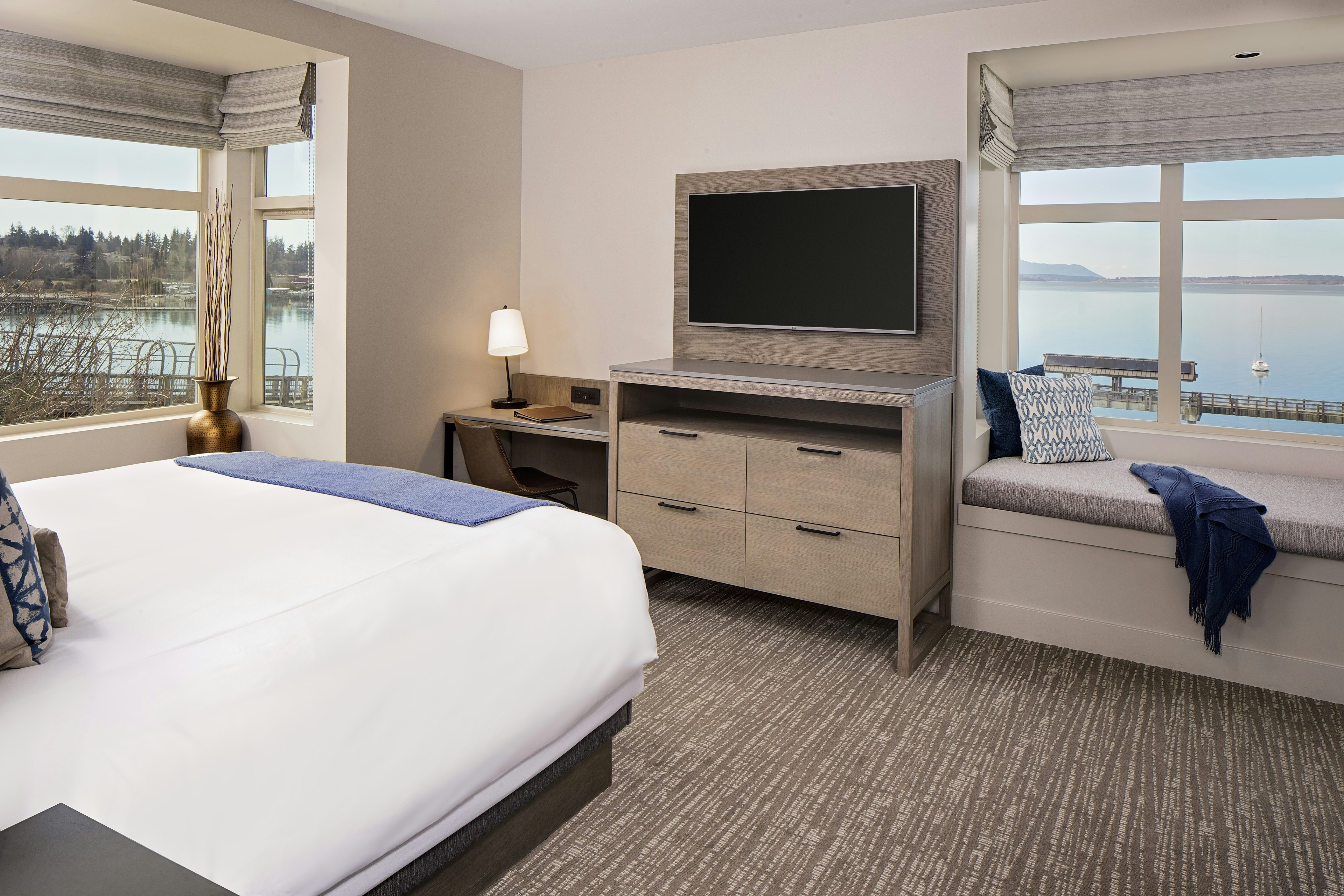 1 Bedroom, Suite, King Bed, Bay View, Corner