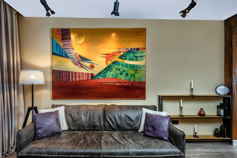 One Luxury Suites 56/72