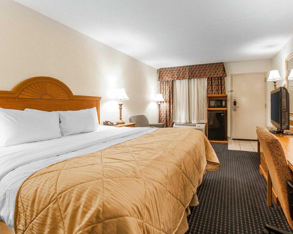 غرفة بسرير كينج مع أريكة، Clarion Inn Cleveland near University 3/10