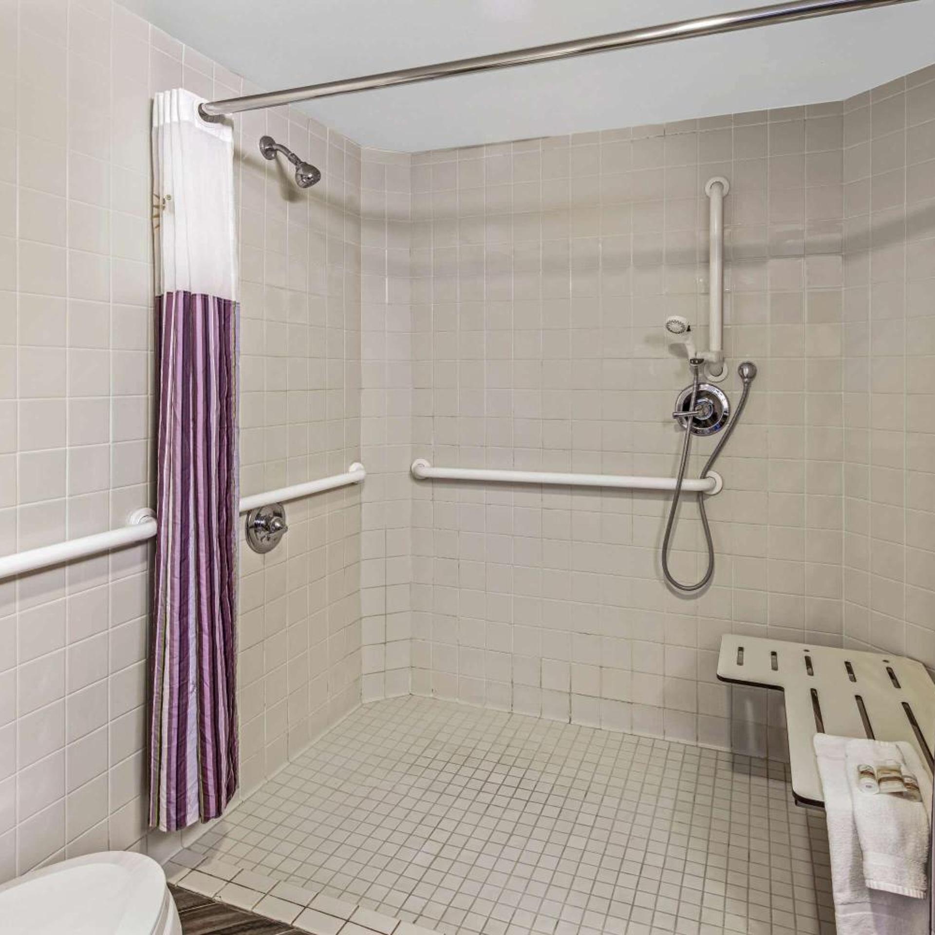 غرفة بسريرين مزدوجين بحوض استحمام لذوي الإعاقة، Holiday Inn Express & Suites Anaheim Convention Center Area 7/8