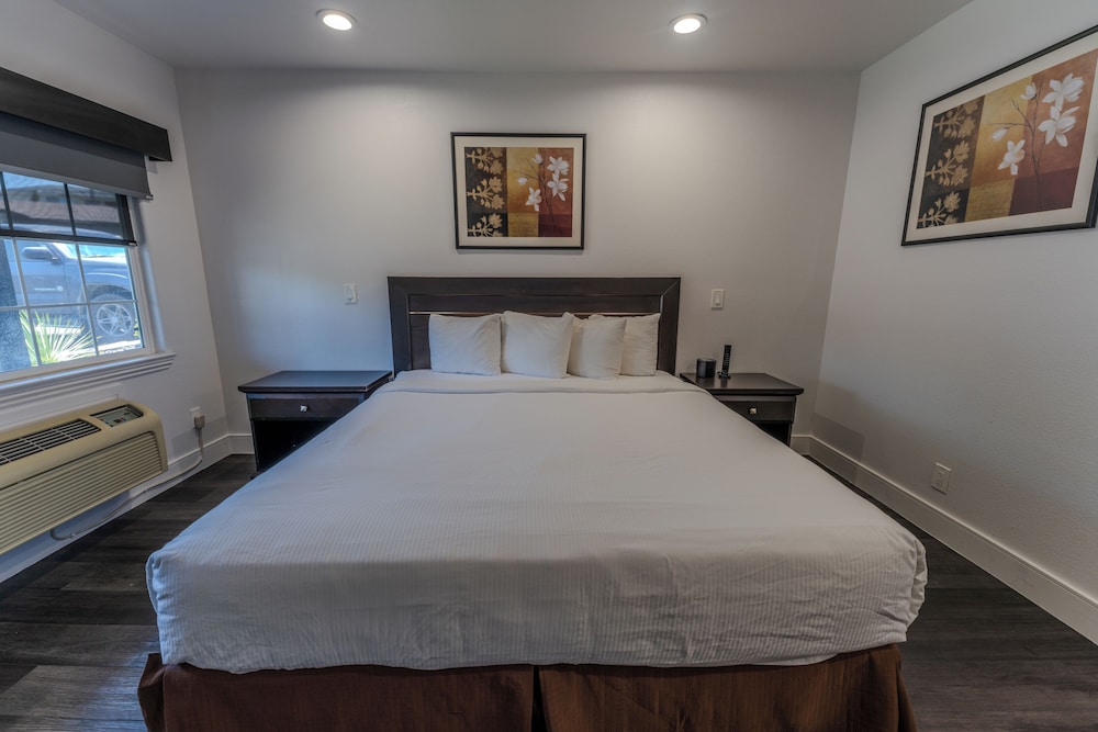 Monterey Surf Inn 19/40