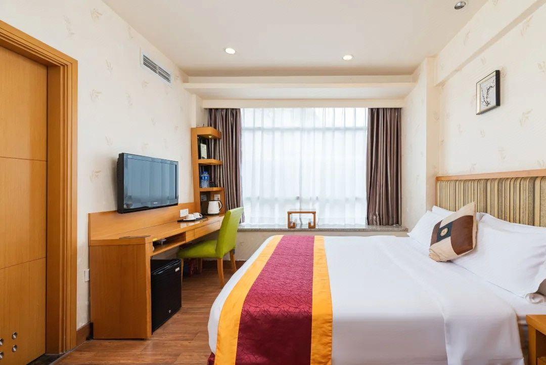 Guest Room, Twin Beds