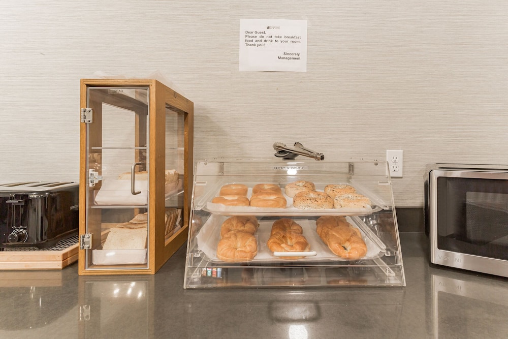 Orangewood Inn & Suites Kansas City Airport 30/37