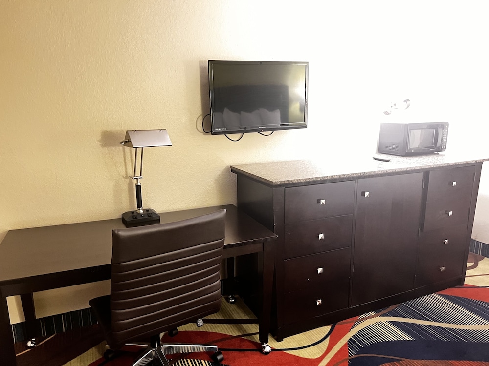 Apple Tree Inn and Suites 49/62