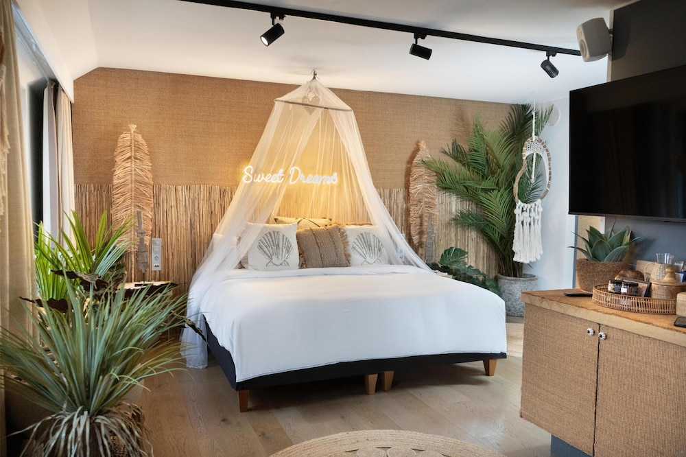 Efficiency, Suite, King Bed