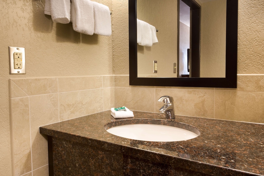 غرفة بسرير كوين، Drury Inn Suites North Austin 3/3