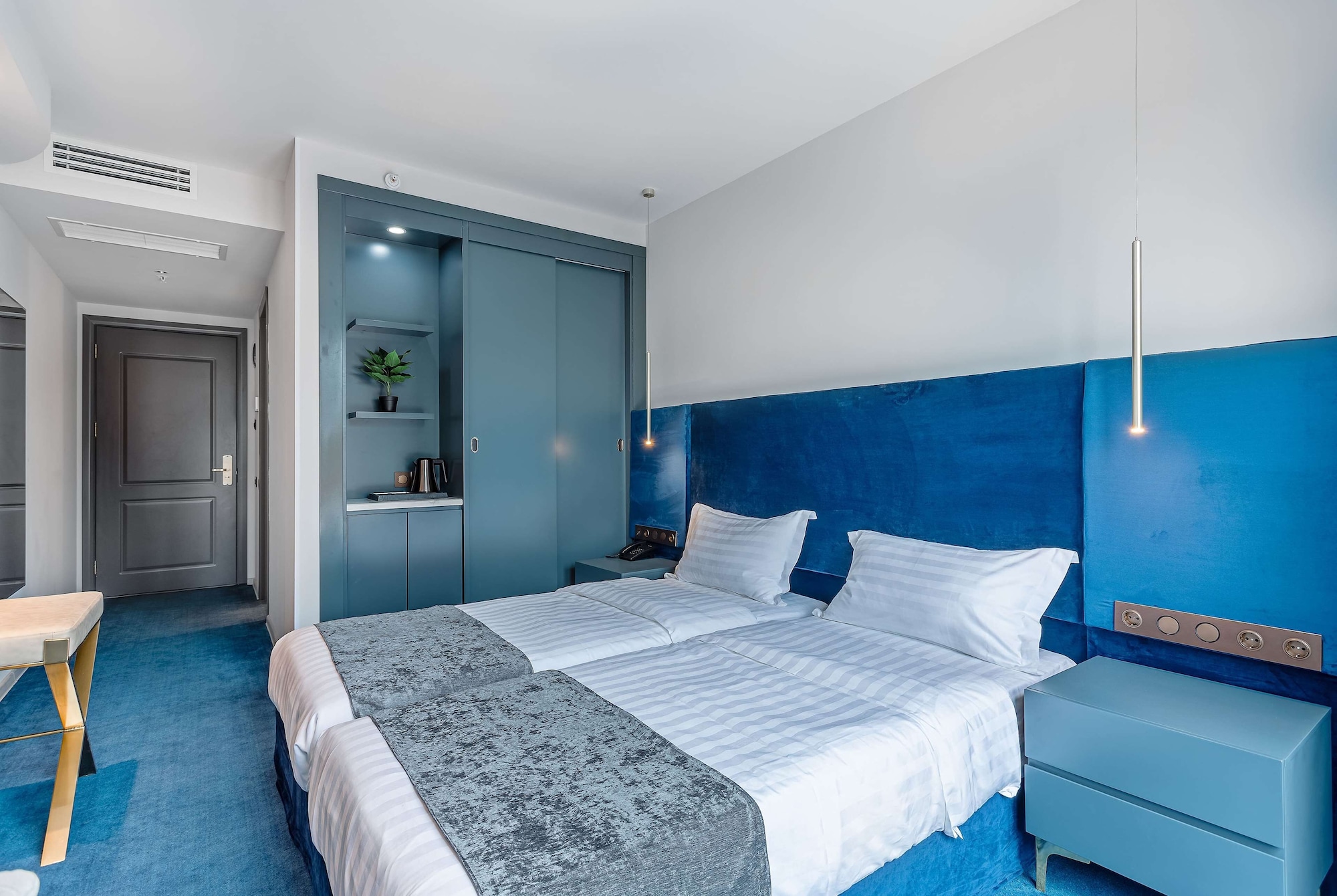 Standard Twin Room: