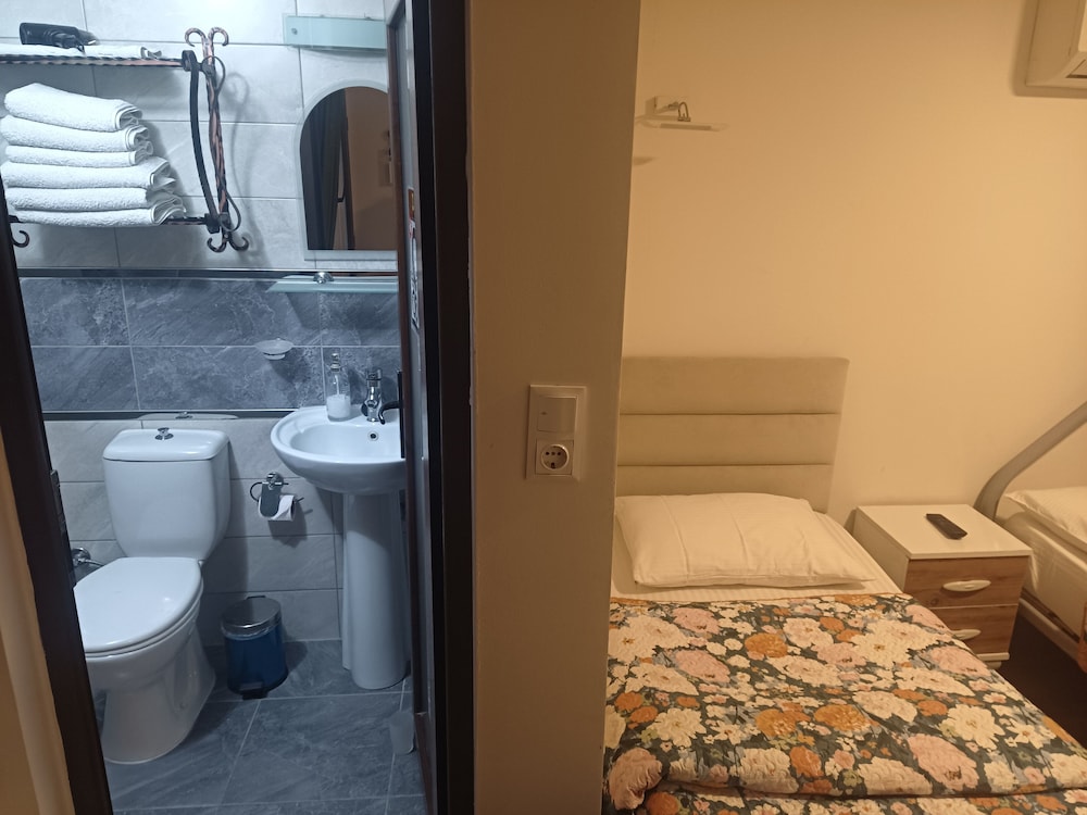 Ena Serenity Boutique Hotel 69/73