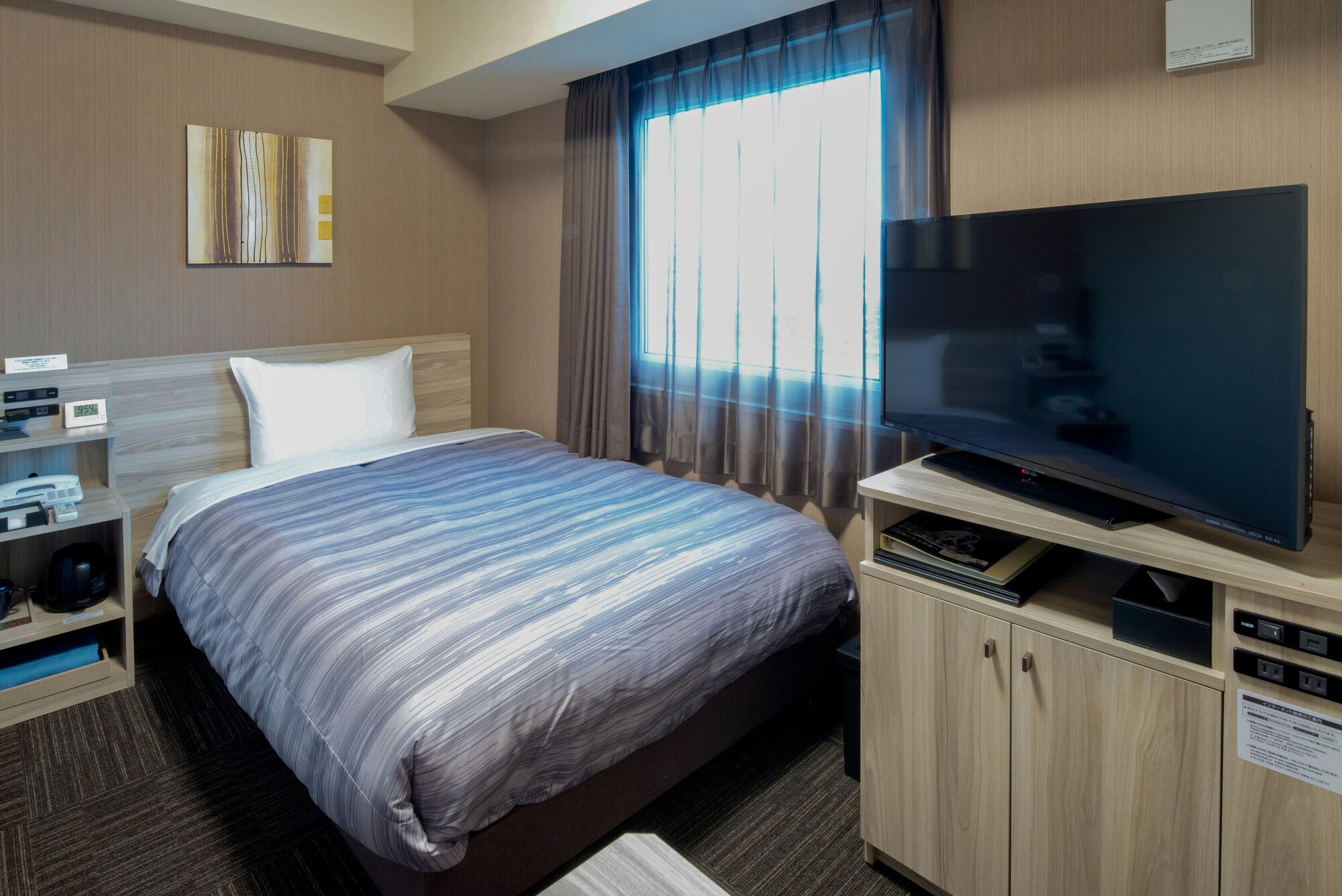 ROOM, SINGLE