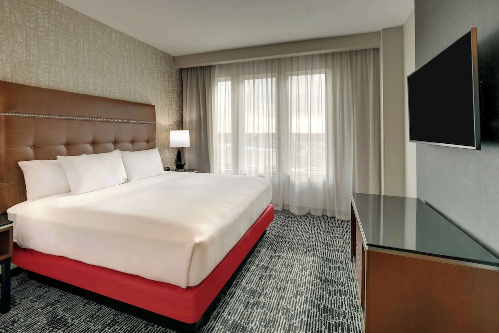 2 Rooms, Suite, King Bed, Sofa, High Floor