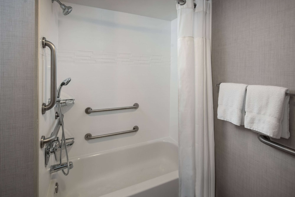 جناح بسرير كوين بغرفة نوم واحدة مع أريكة لذوي الإعاقة، Sonesta Es Suites Fairfax Fair Lakes 4/7