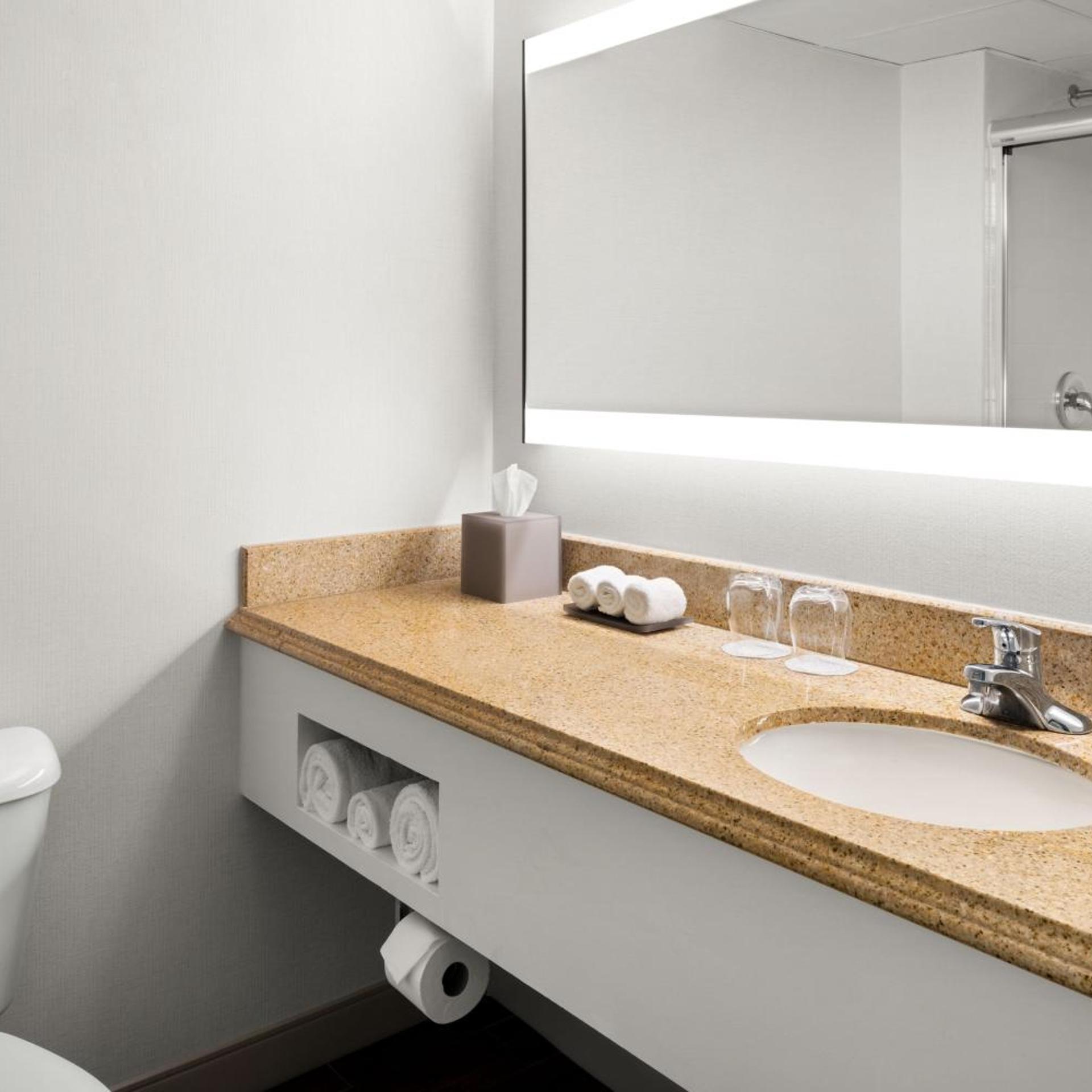 DELUXE, 2 QUEEN BEDS, LAKE VIEW