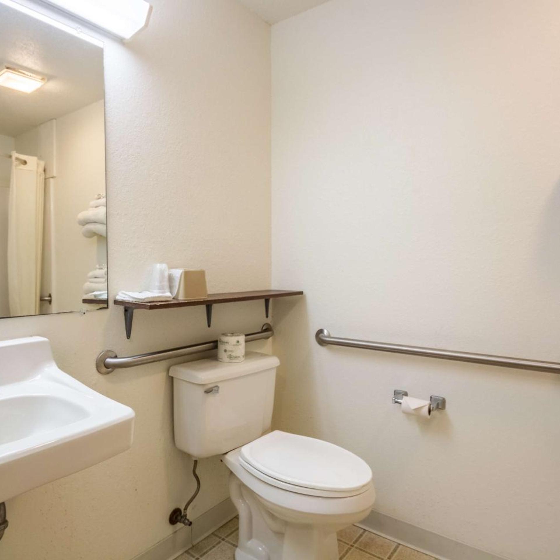 غرفة بسرير كوين لذوي الإعاقة، Motel6 Saukville, WI 8/10