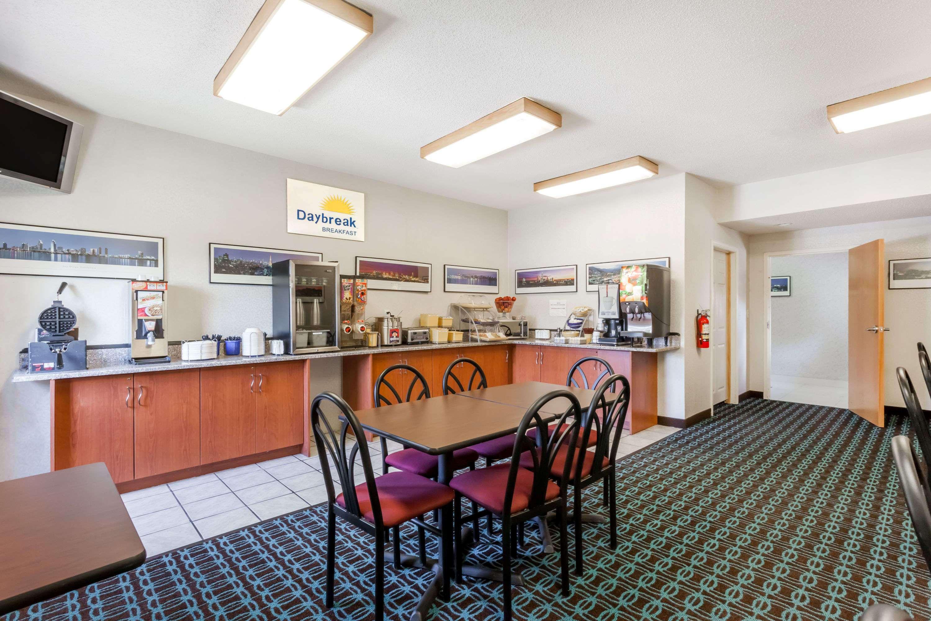 Days Inn & Suites by Wyndham Cambridge 20/30
