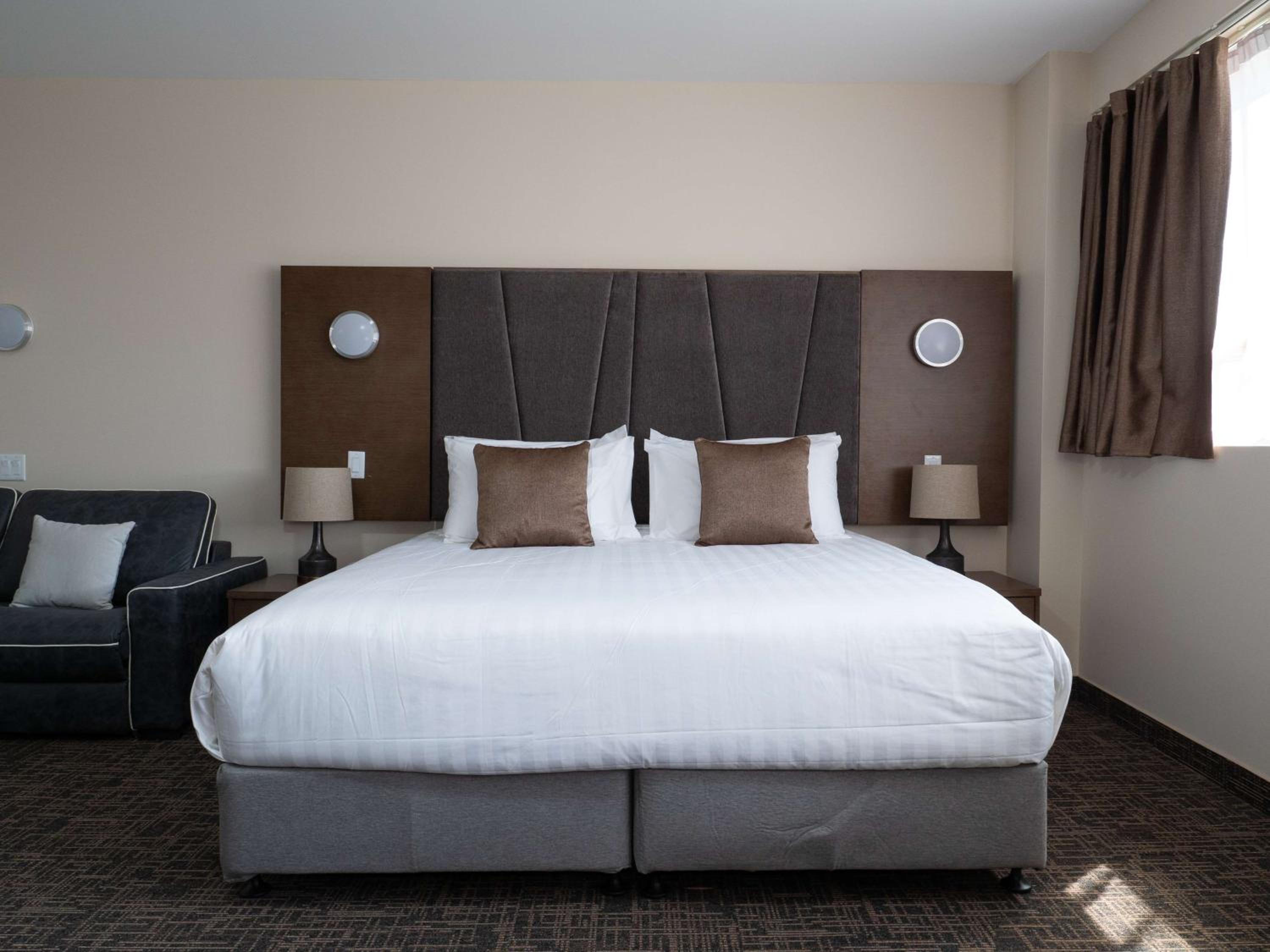 Suite, Queen Bed, Sofa