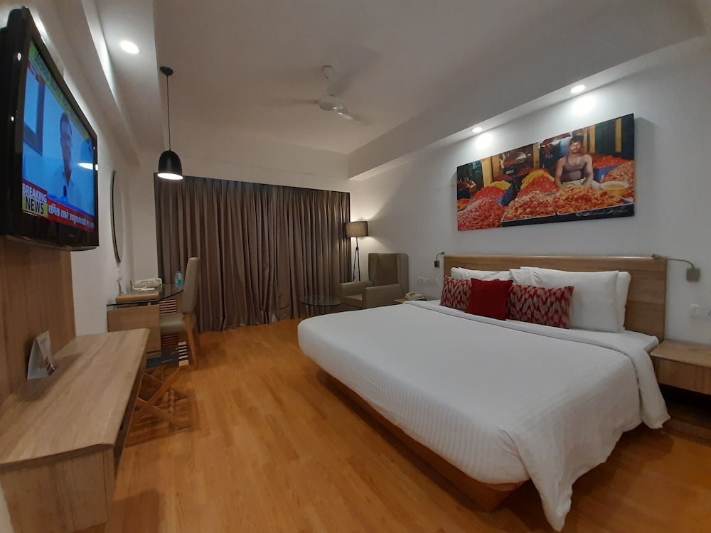 DELUXE, KING BED